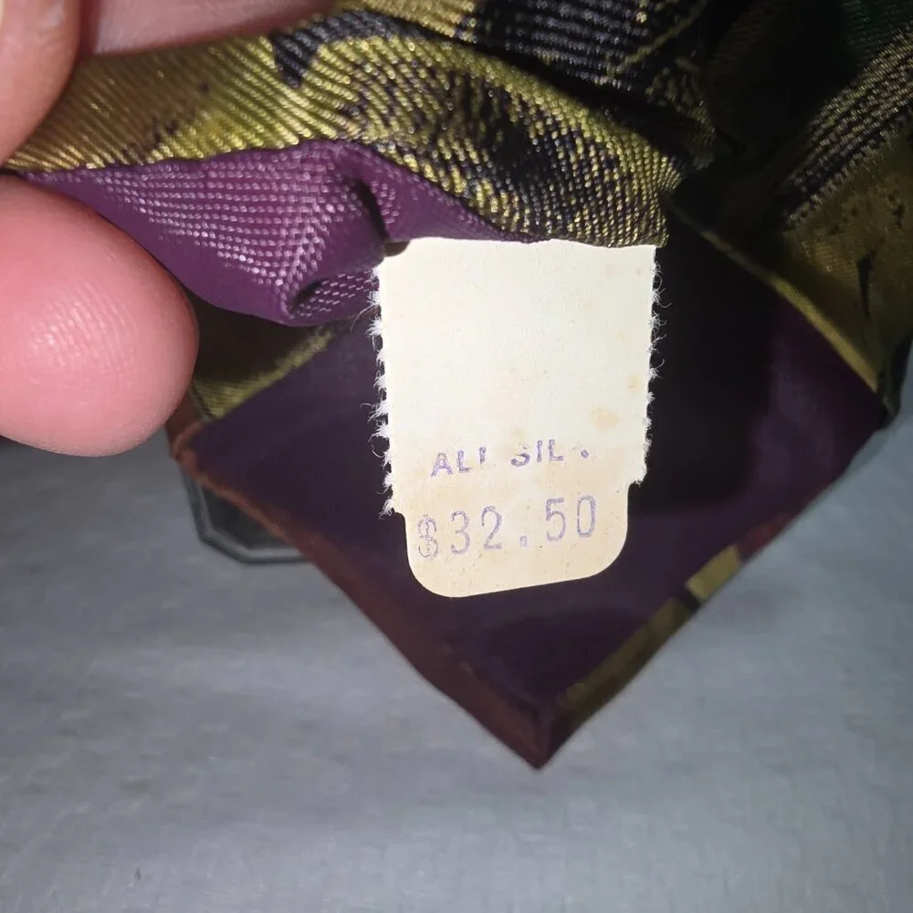 VINTAGE HARVE BENARD PURE SILK TIE ABSTRACT DESIGN GREENS GOLDS CRIMSON NWT